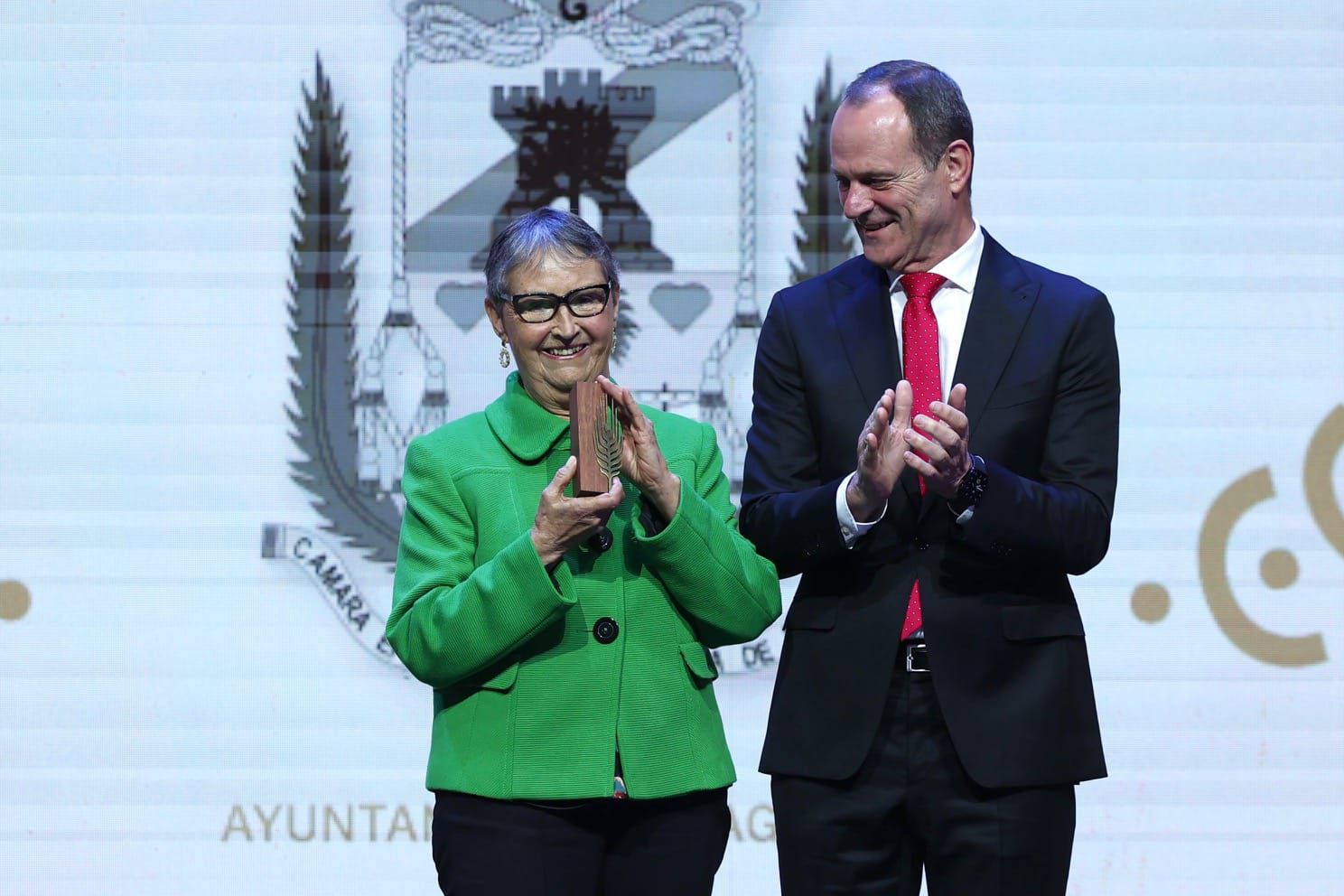 Momento de la entrega del premio a la presidenta de la asociación